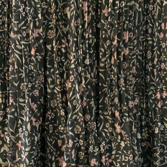 Pleated midi skirt - Picture 2 of 4